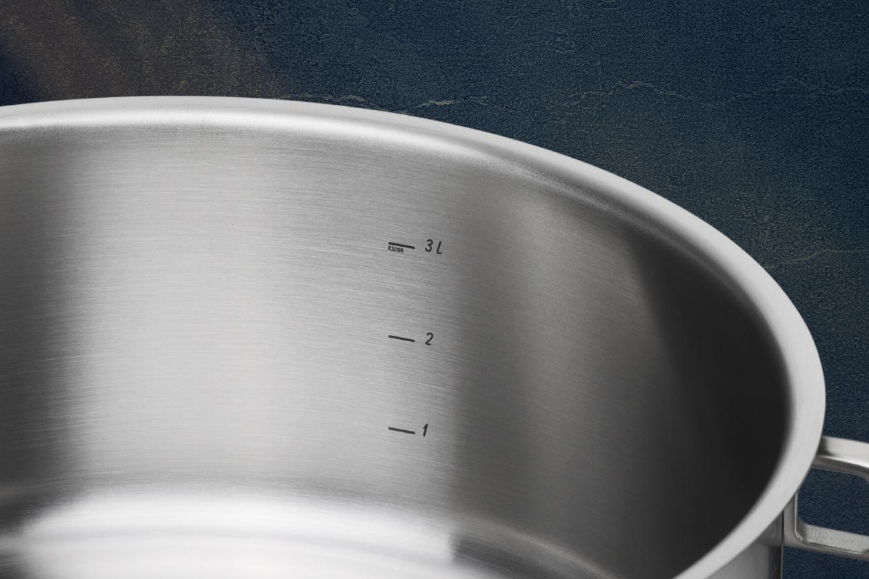 Низкая кастрюля с крышкой WMF Ultimate Cool 24 см